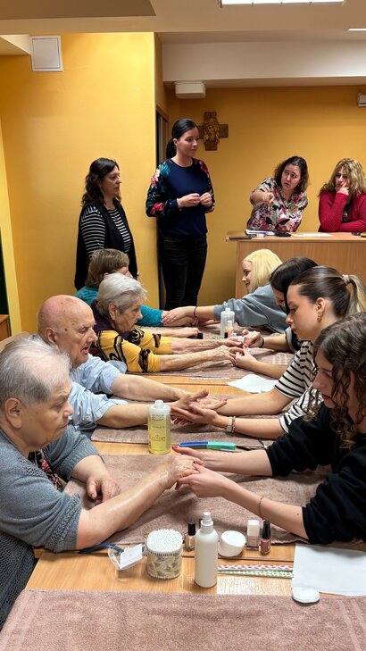 Žiačky priniesli seniorom starostlivosť aj dobrú náladu