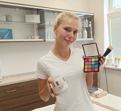 6463 K  kozmetik - vizážista, kozmetička - vizážistka