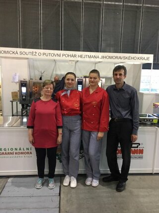 spoločná foto učiteľov so žiakmi
