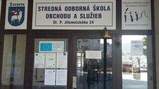 02a Publicita Vchod školy
