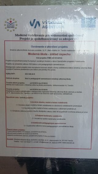 02b Publicita vchod školy detail