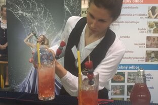 Trendy barová čašníčka - image1 (1)