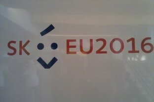 Esk a eú sa spolu usmievajú na trenč. hrade - 01eSaEU