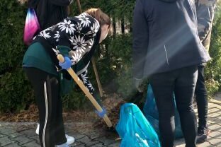 Jarné upratovanie 2019 - skrášlili sme si okolie školy - 20190321_084450
