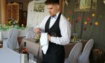 14 Dominik- servis ružového vína