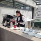 Barista jilemáku 2025 s vôňou kávy a sladkých dezertov - 05671451-53d3-468e-a44b-04a1e6f981a2