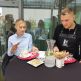 Barista jilemáku 2025 s vôňou kávy a sladkých dezertov - 4e1dc398-4fec-42df-b087-d3466fc59aac